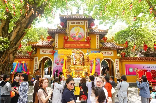 ベトナムの最高の寺院 –５寺院選/最も美しく興味深い寺院朝からバッチャン村観光/お昼は生春巻き含まれ/日本語ガイド付き、ハノイ有名チャンクオック寺観光